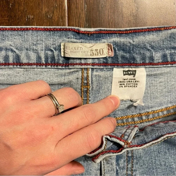 Levi’s Classic Relaxed Bootcut 550 Tapered Light Wash Jeans - Picture 6 of 10